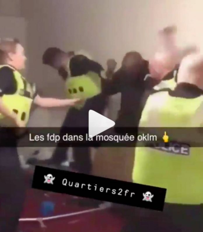 Royaume-Uni des policiers tabassent sauvagement des fidèles à l’intérieur d’une mosquée - VIDEO