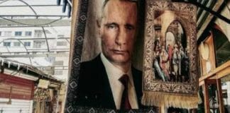Syrie des tapis de prière à l’effigie de Vladimir Poutine ornent les marchés