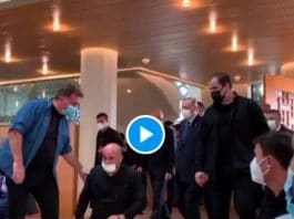 Turquie Recep Erdogan entre par surprise dans une mosquée pour prier avec des étudiants - VIDEO