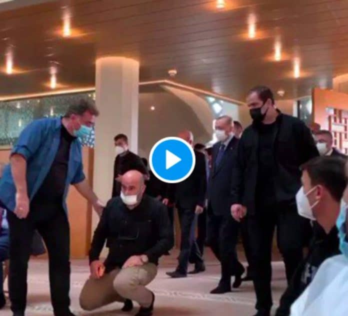 Turquie Recep Erdogan entre par surprise dans une mosquée pour prier avec des étudiants - VIDEO