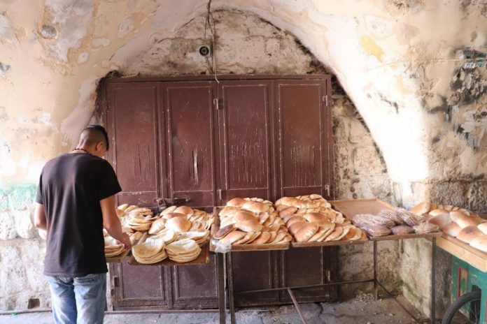Une fatwa interdisant le commerce de la farine contre du pain suscite la colère à Gaza
