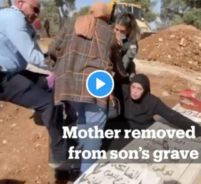 Une mère palestinienne s’accroche de toutes ses forces à la tombe de son fils - VIDEO