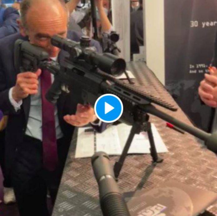 « Reculez » Eric Zemmour pointe une arme sur des journalistes - VIDEO