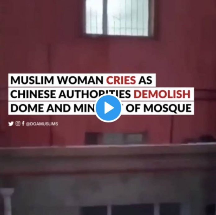 Chine une femme musulmane pleure alors que les autorités démolissent sa mosquée - VIDEO