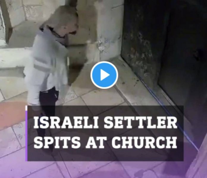 Jérusalem un colon israélien crache frénétiquement devant les portes d’une église - VIDEO (1)