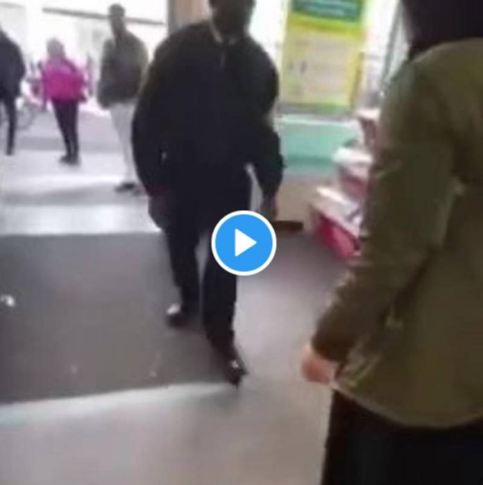 Londres un agent de sécurité agresse une cliente musulmane parce qu’elle portait un voile - VIDEO
