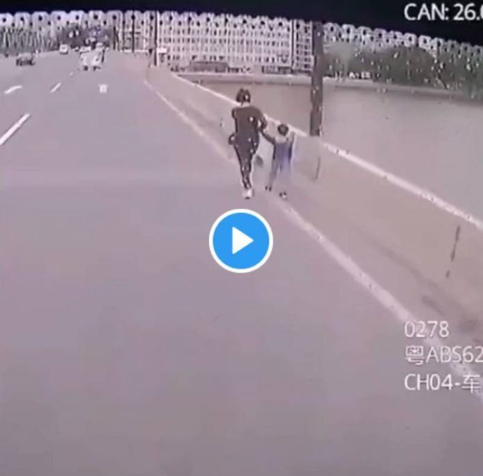 Un chauffeur de bus intervient alors qu’une mère tente de se suicider avec son jeune fils - VIDEO