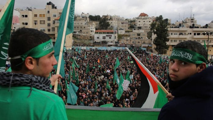 Un groupe d'étudiants du Hamas organise une exposition militaire à Gaza