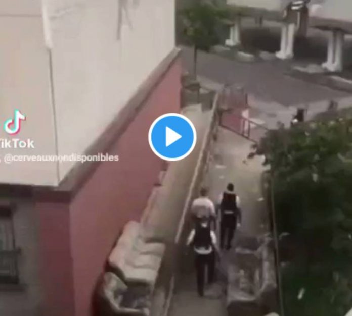 « Ta sale gueule de singe ! » un policier insulte un jeune homme témoin de son délit - VIDEO