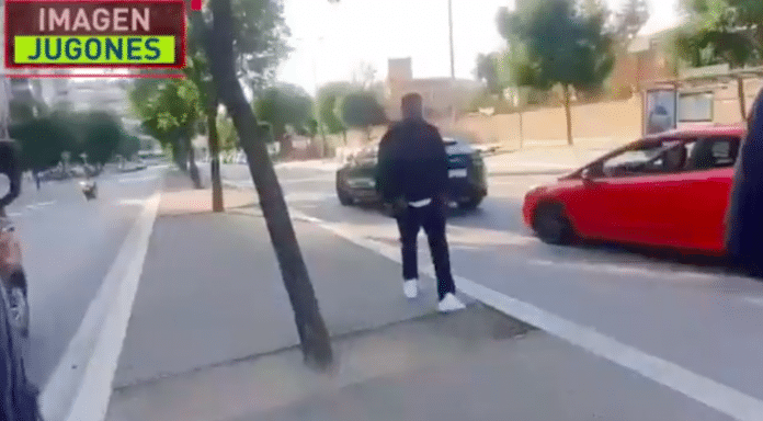 BarceloneSamuel Umtiti perd ses nerfs face à un supporter qui saute sur sa voiture - VIDEO