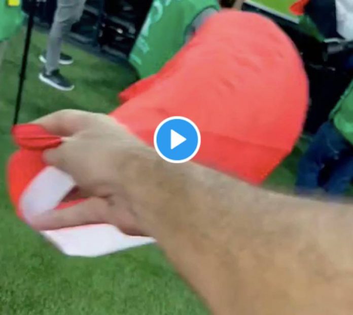 Coupe Arabe Le joueur algérien Youssef Belaïli brandit le drapeau du Maroc et de la Palestine - VIDEO (1)