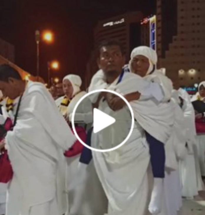 La Mecque un homme porte sa mère sur le dos pour accomplir son pèlerinage - VIDEO