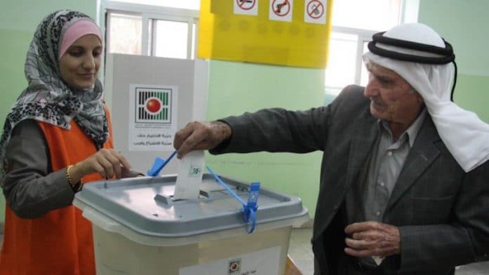 Les Palestiniens votent aux élections locales alors que la colère monte contre Mahmoud Abbas