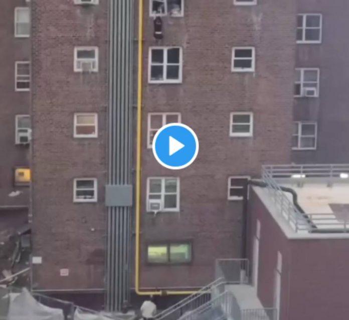 New-York deux adolescents se suspendent dans le vide et échappent miraculeusement à un incendie - VIDEO
