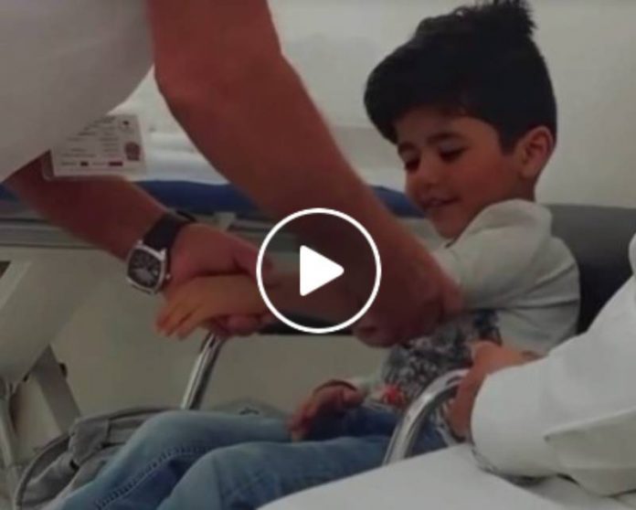 Royaume-Uni un jeune Palestinien reçoit sa première prothèse à son bras - VIDEO