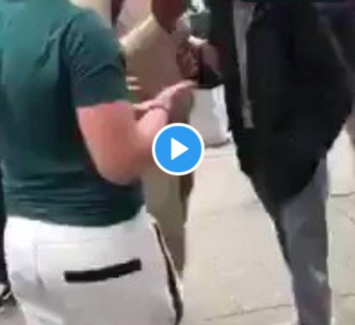 Un enfant victime d'intimidation est sauvé par des criminels de Brooklyn - VIDEO