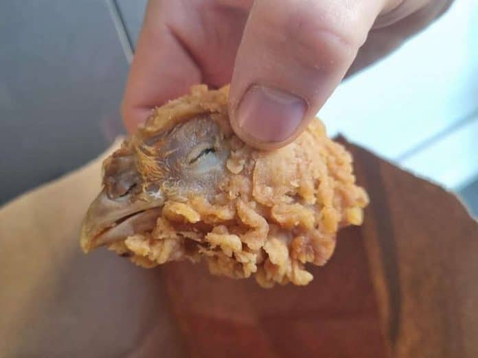 Une cliente KFC trouve une tête de poulet entière dans sa commande