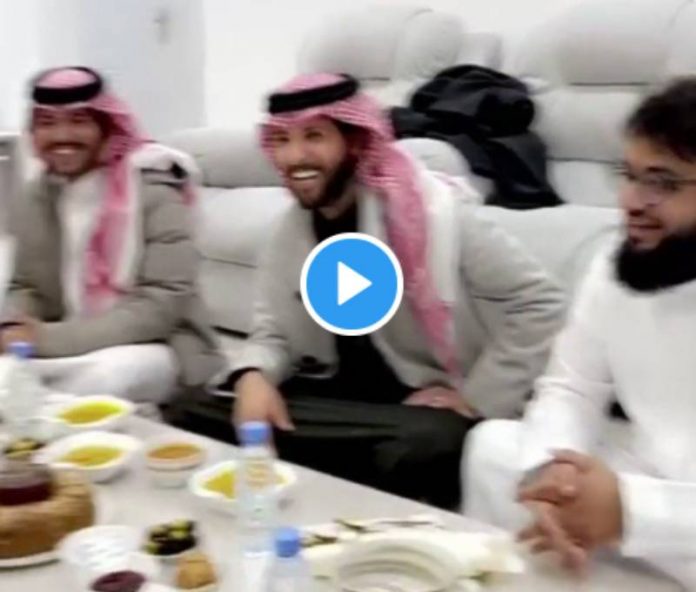 « T’es pas le bienvenu ! Mange et pars !» un jeune saoudien défend sa mère et s’en prend à l’invité de son père - VIDEO