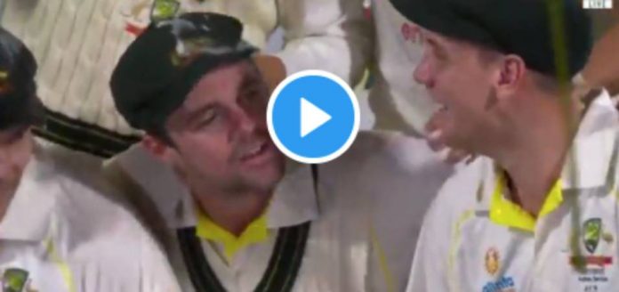 Autralie le capitaine de l'équipe nationale de cricket range le champagne pour célébrer la victoire avec son coéquipier musulman - VIDEO