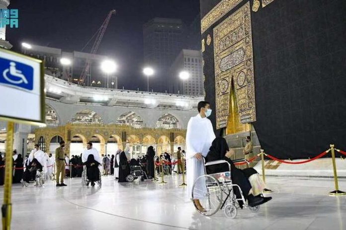 La Mecque - des écrans interactifs guident les visiteurs de la Grande Mosquée