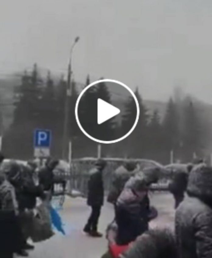 Moscou les fidèles accomplissent Sâlat al-Joumou’a sous une tempête de neige - VIDEO