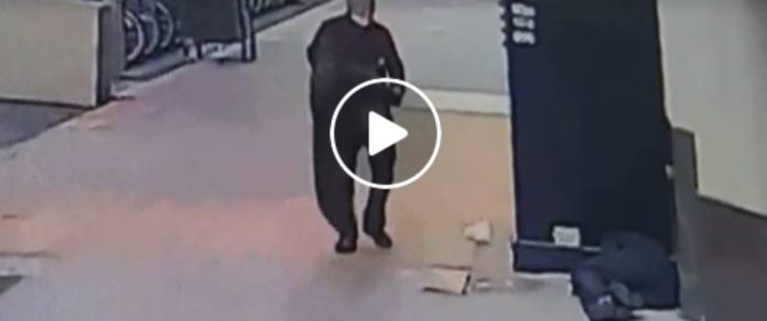 New-York un homme couvre un SDF avec son manteau puis se fait agresser et voler par ce dernier - VIDEO