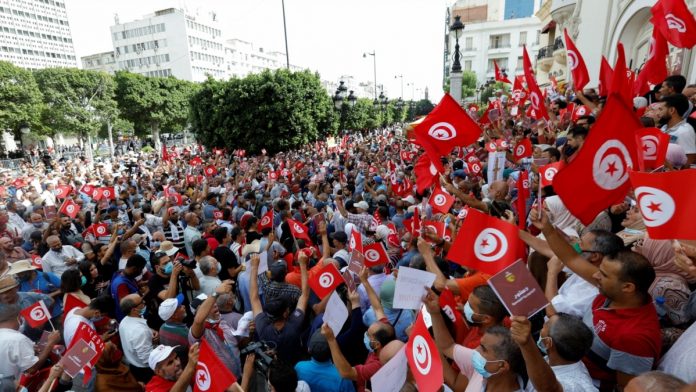 Tunisie - un manifestant meurt des suites de ses blessures lors d'une répression « excessivement violente »