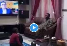 Un père se filme révisant le Saint Coran avec son jeune fils dans leur salon - VIDEO
