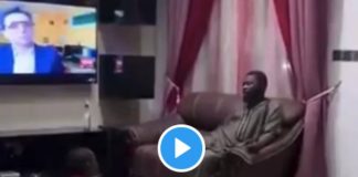 Un père se filme révisant le Saint Coran avec son jeune fils dans leur salon - VIDEO