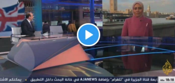 Un présentateur félicite la journaliste Mina Harballou, pour sa première apparition à l’antenne avec le hijab - VIDEO