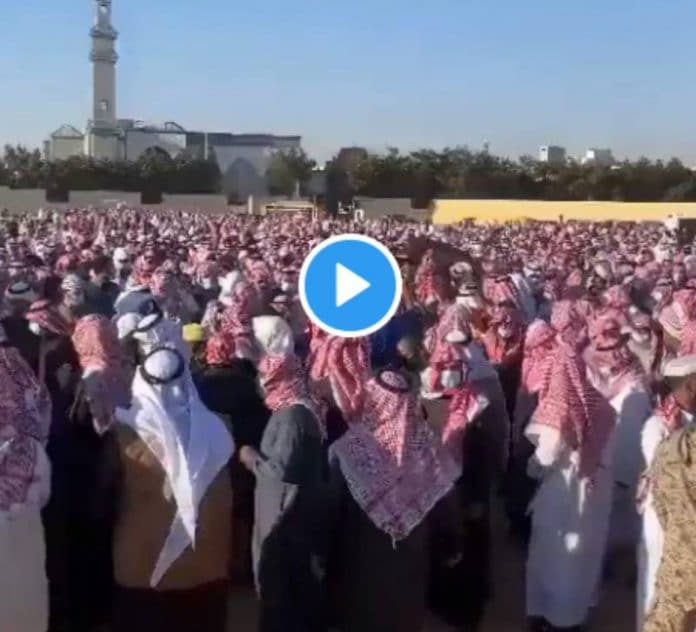 Une foule impressionnante se rend à la Salât Janaza de Cheikh Saleh Al-Luhaidan - VIDEO