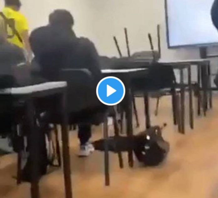 « Ne me tutoyez pas ! » un professeur pète un câble et tabasse un élève devant ses camarades - VIDEO