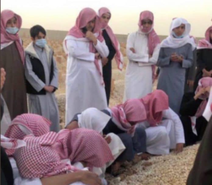 Des étudiants en Coran invoquent des heures durant pour leur camarade de 16 ans mort d’une crise cardiaque 