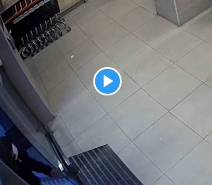 Espagne un policier hors service désarme un homme qui tentait de cambrioler une supérette - VIDEO