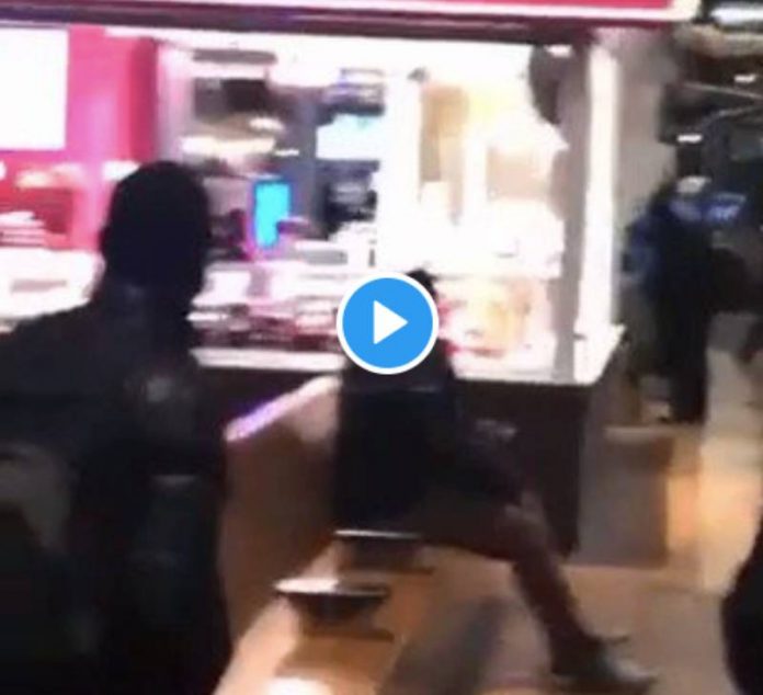 Gare du Nord des policiers tuent un homme armé d’un couteau - VIDEO