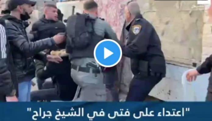 Les forces israéliennes attaquent un homme handicapé intellectuel à Sheikh Jarrah - VIDEO