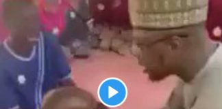 Sénégal un ministre nigérian participe à une séance de récitation du Coran avec des enfants - VIDEO