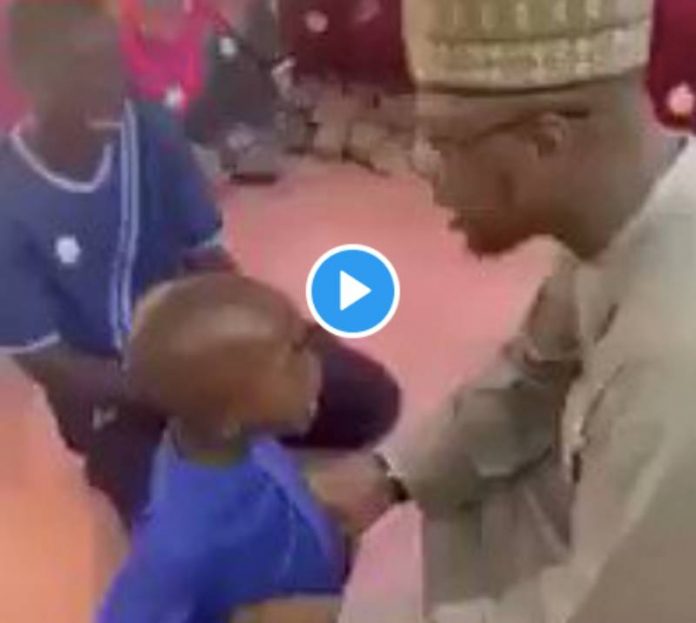 Sénégal un ministre nigérian participe à une séance de récitation du Coran avec des enfants - VIDEO
