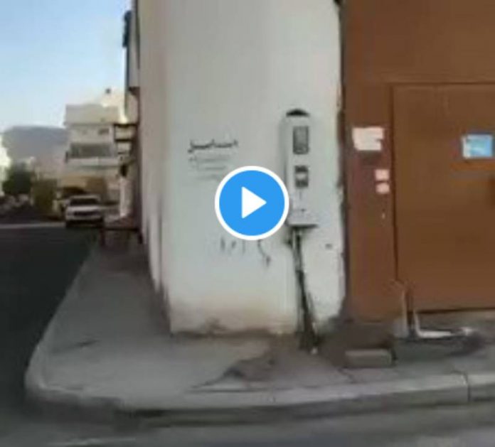 Un homme filme la mosquée dans laquelle le Prophète ﷺ a prié avant la bataille d’Uhud - VIDEO