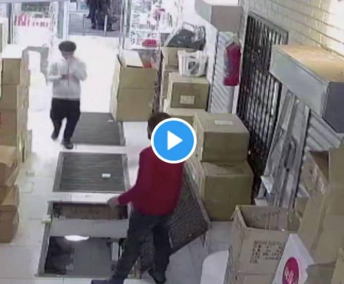 Un homme survit miraculeusement à une chute alors qu’il regardait son smartphone - VIDEO