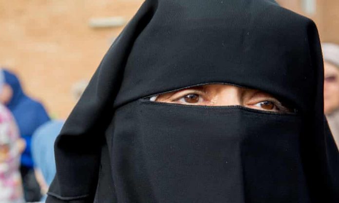 Une femme forcée à retirer son niqab pendant ses vacances à Zanzibar