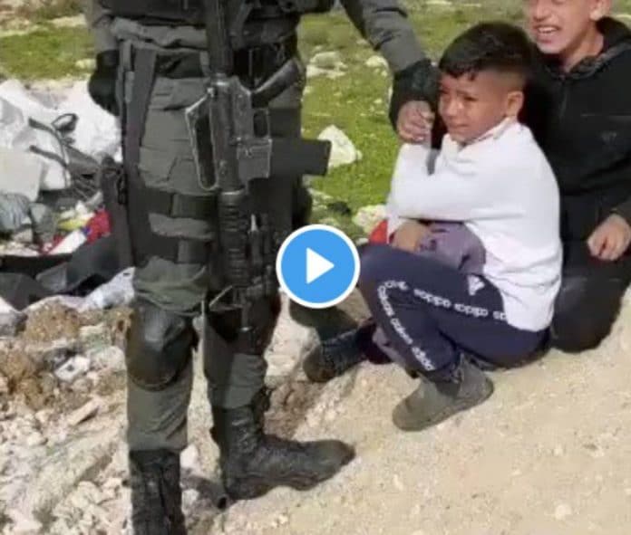 Qu'est ce qu'ils vont nous faire ? des soldats israéliens terrorisent des enfants palestiniens - VIDEO