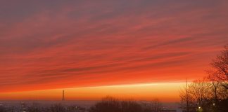 Un ciel de feu - Les poussières de sable du Sahara recouvrent le ciel de Paris