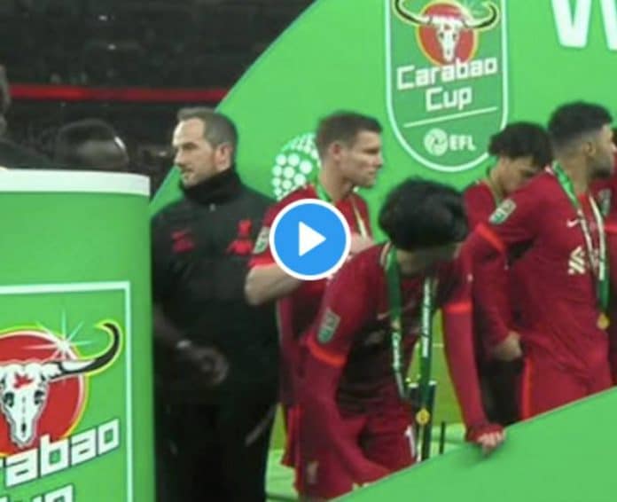 Liverpool Sadio Mané demande à Taki Minamino de cacher le champagne après la victoire - VIDEO