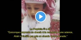 « Trois ryals ! » un professeur s’esclaffe de rire après l’erreur innocente d’un jeune élève - VIDEO