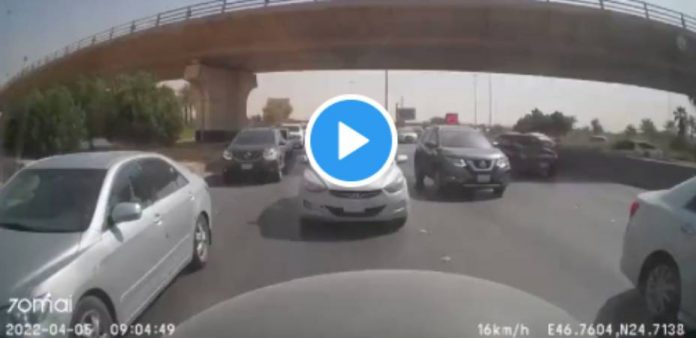 Arabie saoudite les images folles d’une voiture projetée par dessus des rambardes - VIDEO