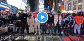 New-York Les musulmans accomplissent le Tarawih à Times Square - VIDEO