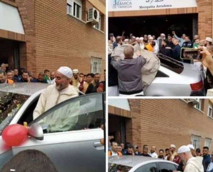 Espagne : des fidèles offrent une voiture de luxe à l’imam de leur mosquée pour l’Aid el-Fitr