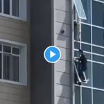 Kazakhstan Sabit Shontakbaev sauve un enfant au 8e étage d'un immeuble - VIDEO