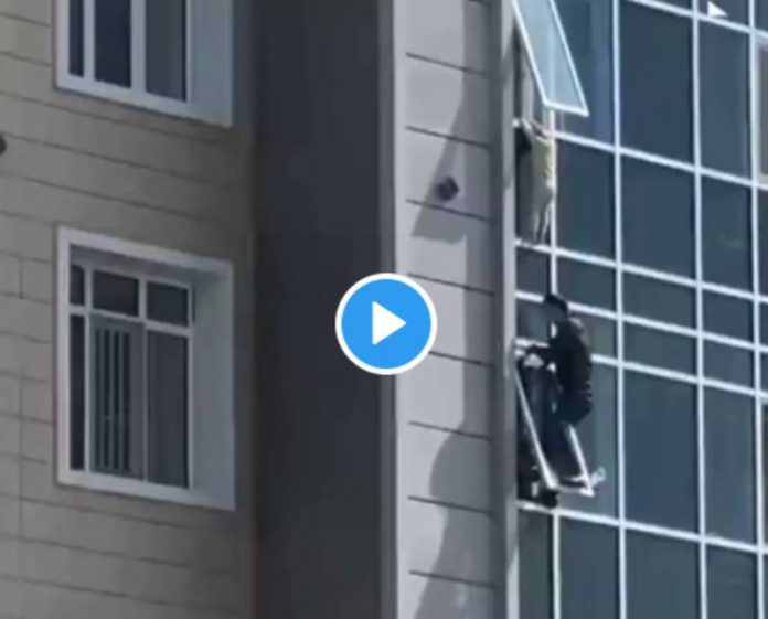 Kazakhstan Sabit Shontakbaev sauve un enfant au 8e étage d'un immeuble - VIDEO